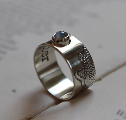 Bague gravée de carpe japonaise et d'une pierre de lune