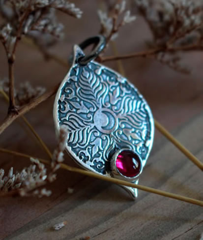 Commande personnalisée d'un pendentif végétal avec un rubis