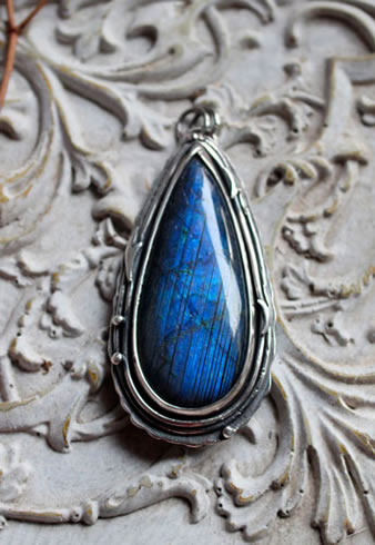 Pendentif personnalisé avec une grande labradorite