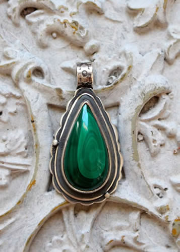 Commande personnalisée d'un pendentif avec une malachite