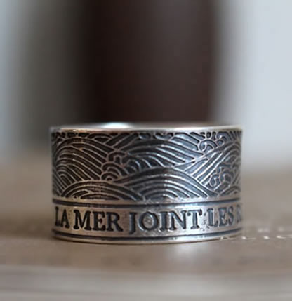 Commande personnalisée d'une bague gravée d'une citation avec la mer déchainée